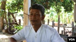 លោក យាប់ យ៉ូត អាយុ៥២ឆ្នាំ បេក្ខជនមេឃុំជាប់ឆ្នោតគណបក្សភ្លើងទៀន ផ្តល់បទសម្ភាសន៍ឲ្យវីអូអេនៅផ្ទះរបស់លោកក្នុងឃុំក្រយា ស្រុកប្រាសាទបល្ល័ង ខេត្តកំពង់ធំ កាលពីថ្ងៃទី២៦ ខែមិថុនា ឆ្នាំ២០២២។ (ស៊ុន ណារិន/វីអូអេ)
