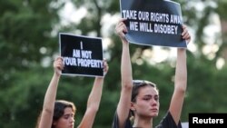 Arhiva - Sa jednog od protesta protiv poništavanja zakona Rou protiv Vejda (Foto: Reuters/Caitlin Ochs)