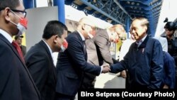 Rombongan Presiden Joko Widodo dan Ibu Negara Iriana Widodo tiba di Stasiun Central Kyiv, Ukraina, disambut oleh Deputi Menteri Luar Negeri Ukraina Dmytro Senik dan sejumlah pejabat Kedutaan Besar Republik Indonesia di Ukraina, Rabu, 29 Juni 2022. (Foto: Biro Setpres) 