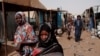 （资料照）2022年6月7日，人们走过毛里塔尼亚东南一个难民营的每周集市。那里是西非最大的难民营。