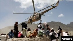 Helikopter Taliban lepas landas setelah membawa bantuan ke lokasi gempa di Gayan, Afghanistan, 23 Juni 2022. (REUTERS/Ali Khara)