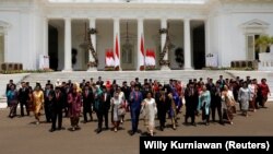 Presiden Joko Widodo, Wakil Presiden Ma'ruf Amin, dan para menteri kabinet yang baru dilantik berjalan setelah berfoto bersama saat pelantikan kabinet baru Jokowi periode kedua, di Istana Kepresidenan Jakarta, 23 Oktober 2019. (Foto: REUTERS/ Willy Kurnia