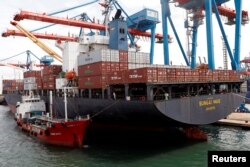 Suasana di Pelabuhan Tanjung Priok, Jakarta, 11 Januari 2021. (REUTERS/Willy Kurniawan)