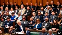 2022年7月6日，英国首相约翰逊面对英国下院对首相的质询回答问题。本照片由英国议会发布，美联社提供。