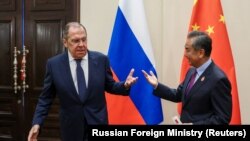 Menlu Rusia Sergei Lavrov dan Menlu China Wang Yi di Denpasar, Bali, 7 Juli 2022. (Kementerian Luar Negeri Rusia/Handout via REUTERS)