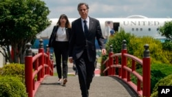 Državni sekretar SAD Entoni Blinken priprema se da razgovara sa medijima pre ukrcavanja u avion u vazdušnoj bazi Jokota, nedaleko od Tokija, 11. jula 2022.