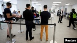 Ahiva- Ljudi čekaju u redu da bi primili vakcinu protiv majmunskihboginja, u Montralu, 6. juna 2022.