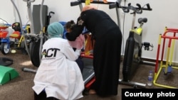 Seorang anak Palestina di Gaza menerima layanan fisioterapi di Klinik Indonesia yang dikelola ACT. (Courtesy: ACTnews)