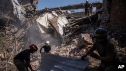 乌克兰东北部哈尔科夫市中心一栋居民楼宇遭受俄罗斯的导弹攻击（2022年7月9日）