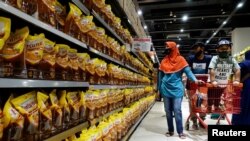 Warga berbelanja minyak goreng berbahan kelapa sawit di sebuah supermarket di Jakarta, 27 Maret 2022. (Foto: REUTERS/Willy Kurniawan)