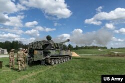 Tentara Ukraina menembakkan howitzer self-propelled M109 dalam latihan militer di Grafenwoehr Training Area, Jerman, 12 Mei 2022. (Foto Sersan Spencer Rhodes/Tentara Angkatan Darat AS, Tim Tempur Brigade Infanteri ke-53)
