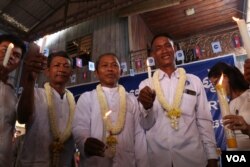 លោក យាប់ យ៉ូត (ទីពីរ រាប់ពីធ្វេងដៃ)នៅក្នុងពិធីអបអរសាទរមេឃុំនិងក្រុមប្រឹក្សាឈ្នះឆ្នោតរបស់គណបក្សភ្លើងទៀន នៅក្នុងខេត្តកំពង់ធំ កាលពីថ្ងៃទី២៦ ខែមិថុនា ឆ្នាំ២០២២។ (ស៊ុន ណារិន/វីអូអេ)