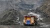 Truk mengangkut batu bara di tambang terbuka Chernigovsky, di luar kota Beryozovsky, wilayah Kemerovo, Siberia, Rusia, 4 April 2016. (Foto: Reuters)