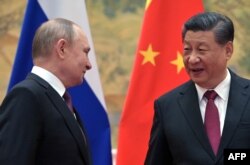 Presiden Rusia Vladimir Putin (kiri) dan Presiden China Xi Jinping berfoto selama pertemuan mereka di Beijing, pada 4 Februari 2022. (Foto: AFP)