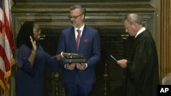 Sutkinja Vrhovnog suda Ketandži Braun Džekson polaže zakletvu (Foto: Supreme court via VOA)