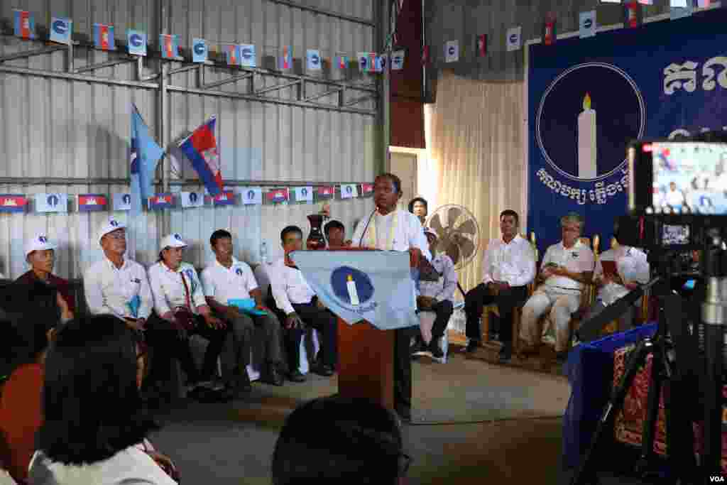 លោក​ ញឹម សារ៉ុម ​​បេក្ខជន​មេឃុំ​ជាប់​ឆ្នោត​ម្នាក់ ​ក្នុង​ចំណោម​ ៤ ​នាក់​របស់​គណបក្ស​ភ្លើងទៀន ថ្លែងនៅក្នុងពិធីអបអរបេក្ខជនជាប់ឆ្នោតមេឃុំ និងក្រុមប្រឹក្សាជាប់ឆ្នោត នៅក្នុងខេត្តកំពង់ធំ ថ្ងៃទី២៦ ខែមិថុនា ឆ្នាំ២០២២ ។ (ស៊ុន ណារិន/វីអូអេ)