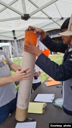 Ketua tim Zulfikar Davbi sedang melakukan instalasi modul satelit ke dalam roket yang kemudian diterbangkan (foto: courtesy).