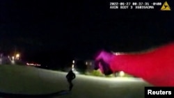 Isečak sa snimka policije Ohaja, na kojem se vidi da policajac upire pištolj u Džejlenda Vokera