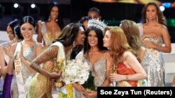 Pemenang kontes kecantikan transgender Fuschia Anne Ravena menerima ucapan selamat dari juara kedua Jimenez (kiri) dan Aela Channel (kanan). Miss International Queen 2022 digelar di Kota Pattaya, Thailand, Sabtu 25 Juni 2022. (Foto: Soe Zeya Tun/Reuters)