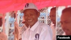 លោក ញឹម សារ៉ុម បេក្ខជន​មេឃុំ​ជាប់ឆ្នោត​ នៅ​ឃុំ​ចំណាលើ ស្រុក​ស្ទោង ខេត្តកំពង់ធំ​មក​ពី​គណបក្ស​ភ្លើងទៀន នៅ​ក្នុង​រូបថត​ផ្សាយ​តាម​ហ្វេសប៊ុក​របស់​គណបក្ស​ភ្លើងទៀន​កាល​ពី​ថ្ងៃ​ទិ​២១ ខែ​មិថុនា ឆ្នាំ​២០២២។ (ហ្វេសប៊ុក/គណបក្ស​ភ្លើងទៀន)