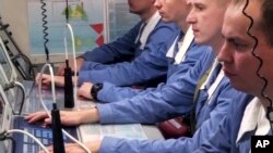 照片显示俄罗斯“弗拉基米尔·莫诺马赫”号核潜艇上的官兵于2020年12月12号在鄂霍次克海域成功进行了一次潜射导弹发射试验。照片来自俄罗斯国防部新闻局，由美联社提供。