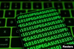Pegasus dan kode biner dalam sebuah smartphone pada 4 Mei 2022 ini. (Foto: Reuters)