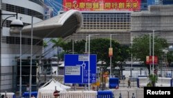 Penghalang air dipasang di luar Pusat Konvensi dan Pameran Hong Kong, menjelang peringatan 25 tahun penyerahan Hong Kong ke China dari Inggris, di Hong Kong, 29 Juni 2022. (REUTERS/Lam Yik)