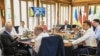 Para pemimpin G7 duduk di meja bundar di Castle Elmau di Kruen, dekat Garmisch-Partenkirchen, Jerman, menyimak pidato Presiden Ukraina Volodymyr Zelensky yang disampaikan melalui tautan video, 27 Juni 2022 (Tobias Schwarz/Pool via AP)