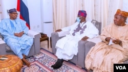 Buhari, (hagu) Tinubu, (tsakiya) da gwamna Masari a dama.