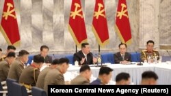 Pemimpin Korea Utara Kim Jong Un menghadiri pertemuan Komisi Perluasan Militer Pusat Partai Buruh Korea, 22 Juni 2022. (Foto: via Reuters)