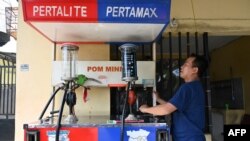 Seorang petugas pompa bensin di sebuah SPBU Jakarta, 29 Mei 2022. (Foto: ADEK BERRY / AFP)
