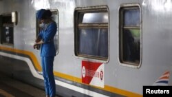 Seorang petugas kereta api tampak menunggu penumpang yang akan menaiki kereta di Stasiun Gambir, Jakarta, pada 31 Agustus 2015. (Foto: Reuters/Nyimas Laula)