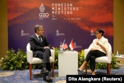 Menlu Retno Marsudi menyapa Menlu AS Antony Blinken dalam Pertemuan Menlu G20 di Nusa Dua, Bali, 8 Juli 2022. (Foto: Dita Alangkara via Reuters)