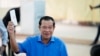 FILE - Perdana Menteri Kamboja Hun Sen, dari Partai Rakyat Kamboja (CPP), memegang surat suaranya sebelum memasukkannya ke dalam kotak suara di sebuah TPS di Takhmua, provinsi Kandal, tenggara Phnom Penh, Kamboja, 5 Juni 2022.