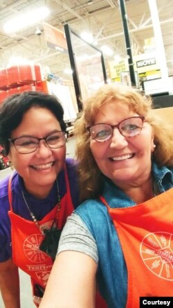 Irma Meitia, bekerja paruh waktu di sebuah toko ritel di New York. (Foto: pribadi)