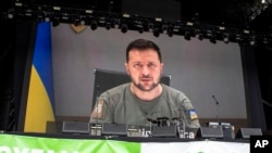 Presiden Ukraina Volodymyr Zelenskyy berbicara melalui rekaman video yang disiarkan pada Festival Glastonbury di Worthy Farm, Somerset, England, pada 24 Juni 2022. (Foto: Invision/AP/Joel C Ryan)