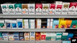 Ilustrasi- Display berbagai merek rokok yang dijual di sebuah toko di New York, 28 Agustus 2017. (Foto AP/Mark Lennihan, File)