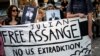 Para pengunjuk rasa di Athena, Yunani, memegang spanduk dalam aksi protes menentang ekstradisi pendiri WikiLeaks Julian Assange dari Inggris ke AS, 20 Juni 2022.