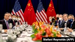 Menteri Luar Negeri AS Antony Blinken (kanan) dan Menteri Luar Negeri China Wang Yi menghadiri pertemuan di Nusa Dua di Bali pada 9 Juli 2022. (Foto: AFP/Stefani Reynolds)
