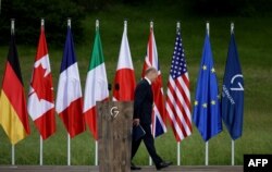 Kanselir Jerman Olaf Scholz meninggalkan mimbar seusai menyampaikan keterangan dalam konferensi pers di Kastil Elmau, Jerman selatan, pada akhir KTT G7, 28 Juni 2022. (Ronny HARTMANN / AFP)