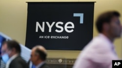 在纽约的纽约证券交易所,一个纽约证券交易所的标志(2022年6月15日)。