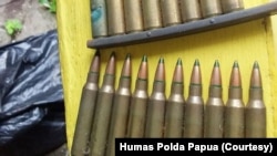 Polisi mengamankan 18 butir amunisi aktif kaliber 5,56 MM yang ditemukan seorang warga di dapur rumahnya. (Foto: Courtesy)