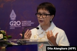 Menlu Retno Marsudi memberikan keterangan pers usai penutupan Pertemuan Menlu G20 di Nusa Dua, 8 Juli 2022. (Foto: AFP/Dita Alangkara)