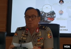 Kepala Biro Penerangan Umum Polri, Brigjen Dedi Prasetyo memberikan keterangan soal pelaku bom bunuh diri di gereja Filipina di kantornya, Selasa 23/7. (VOA/Fathiyah)