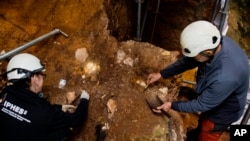 Sejumlah arkeolog sedang melakukan pekerjaan penggalian arkeologi di Sierra de Atapuerca, Burgos, Spanyol, tempat ditemukannya fosil hominin, Maret 2025. (Foto: Maria D. Guillén/IPHES-CERCA via AP)