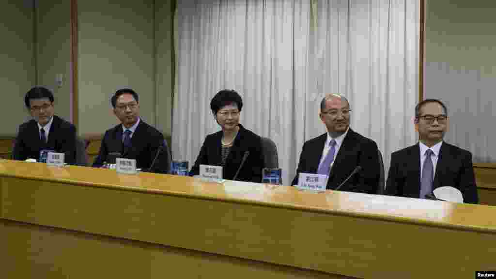 左起: 香港特区行政长官办公室主任邱腾华,律政司司长袁国强,政务司司长林郑月娥,政制及内地事务局局长谭志源和副局长刘江华。