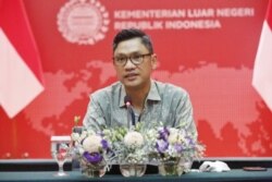 Direktur Afrika Kementerian Luar Negeri Daniel Tumpal Simanjuntak menjelaskan pengembangan vaksin dengan Korea Selatan. (Foto courtesy: KemluRI)