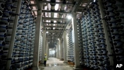 2020年5月16日，一名工人正在以色列哈代尔市的一座海水淡化工厂工作。