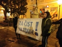 Ksenija Lalić, jedna od organizatora protesta, govori tokom okupljanja protiv zagađenja vazduha u Pančevu, 5. februara 2020. (Foto: VOA/Veljko Popović)