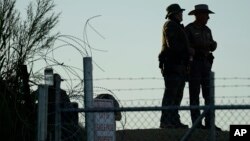 Teksaški graničari stoje pored bodljikave žice i znaka za zabranjen prolaz u mestu Šelbi park, 1. avgust 2023. (AP Photo/Eric Gay)
